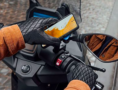Smartphone en navigation sur le scooter
